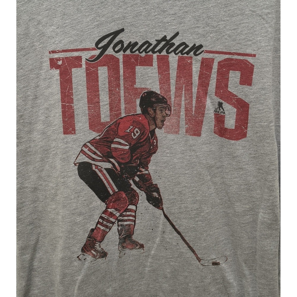 Jonathan Toews #19 Blackhawks Distressed Retro Graphic Tee Gray Medium NHLPA - Picture 2 of 4